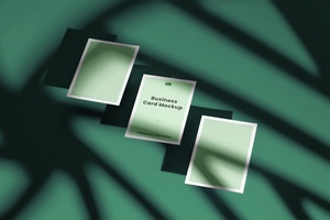 Maqueta de tarjetas de negocios triples flotantes con configuración de luz