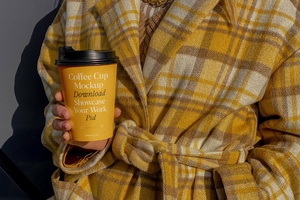 Вид спереди вручную с макетом кофейной чашки