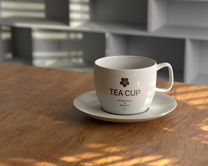 Vorderseite des Tee -Tassen -Modells auf Holzschreibtisch