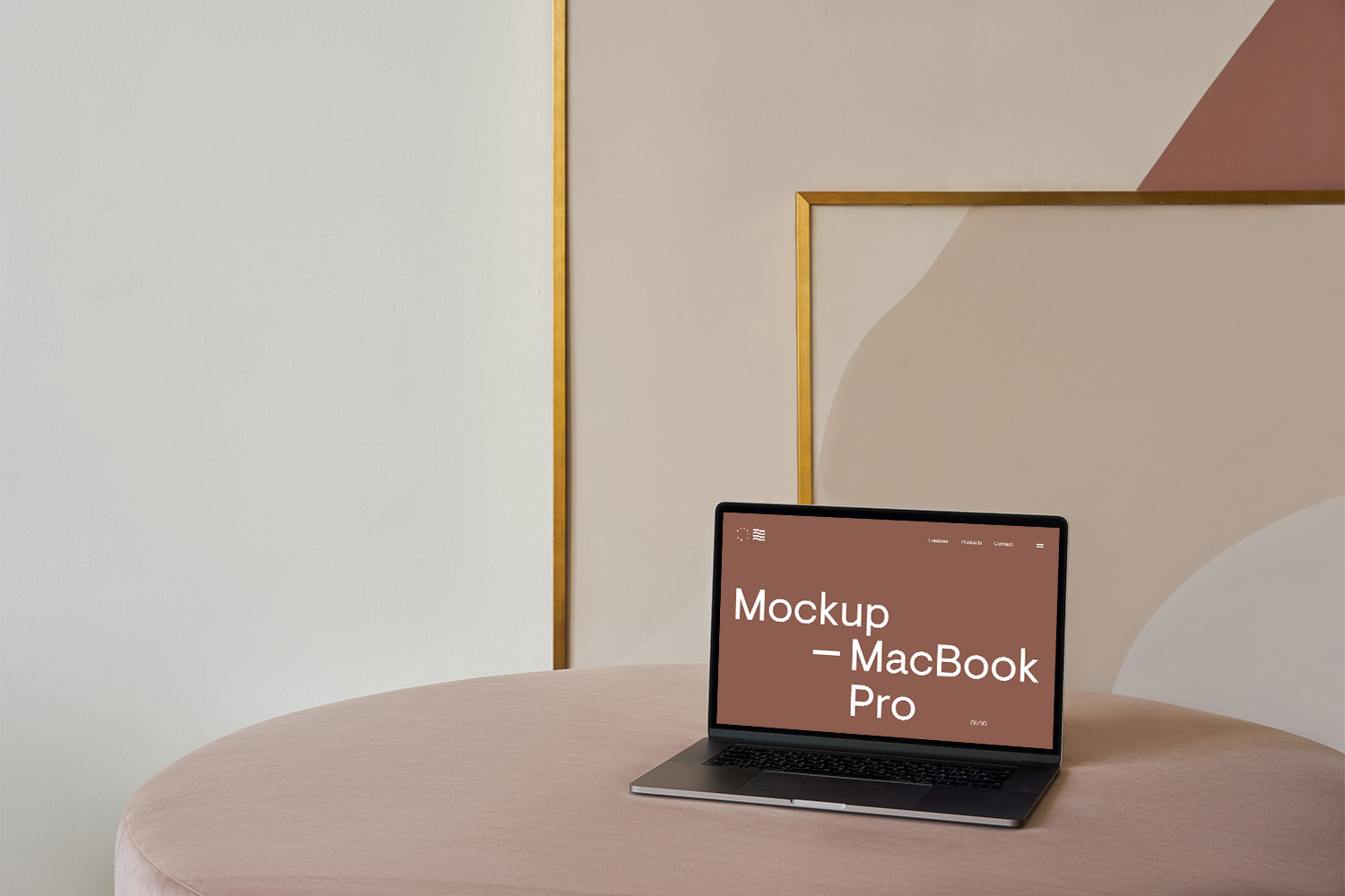 MacBook Pro на макете дивана