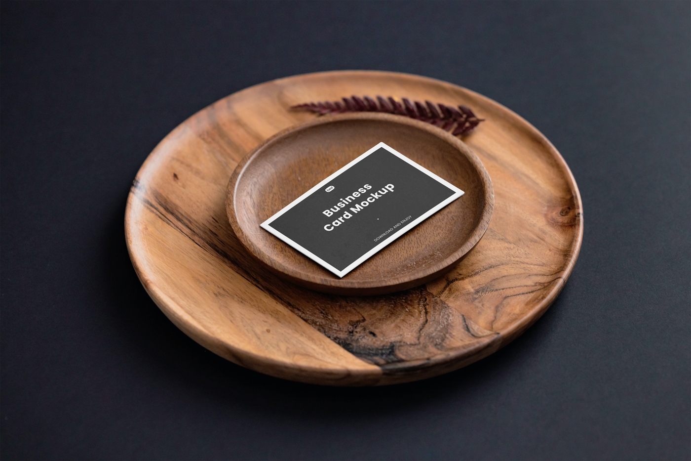 木製の皿に芸術的な視点の名刺モックアップ