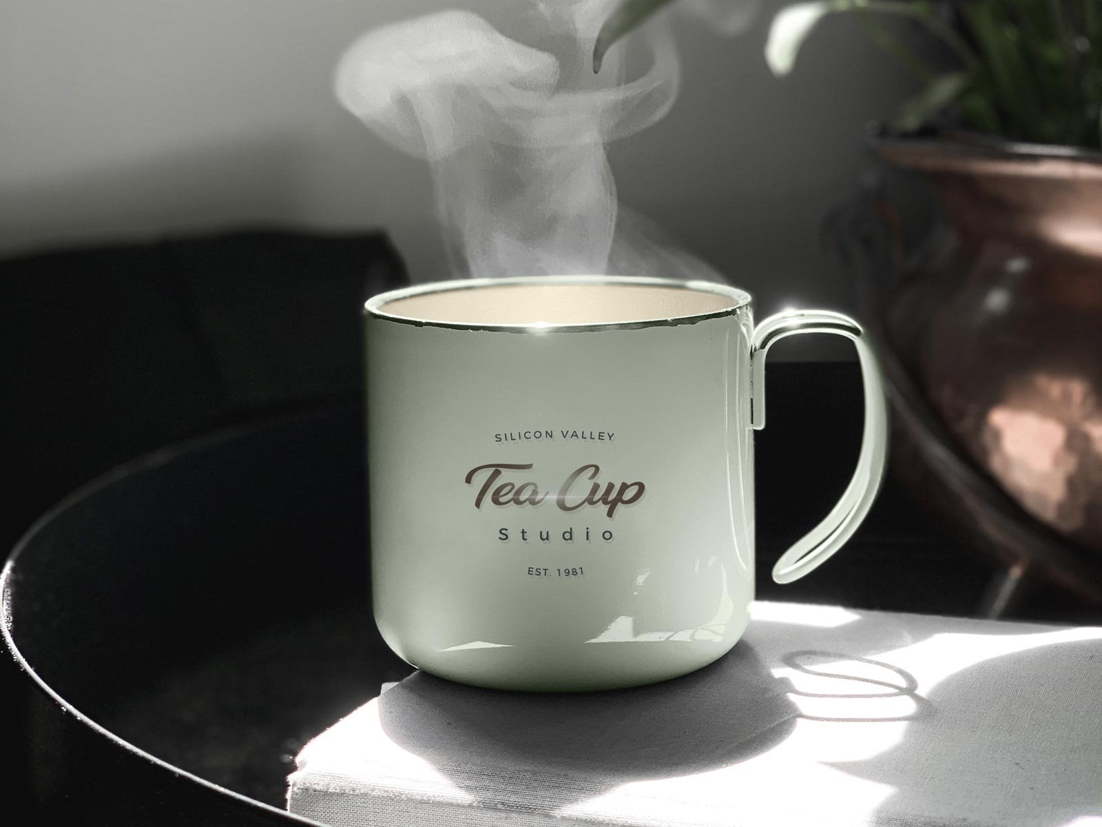 Vista frontal de la maqueta de copa de té de cerámica en la mesa