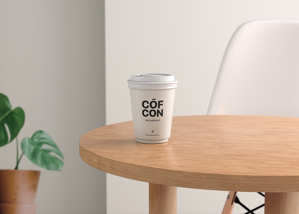 Вид спереди на бумажную кофейную чашку макет на столе