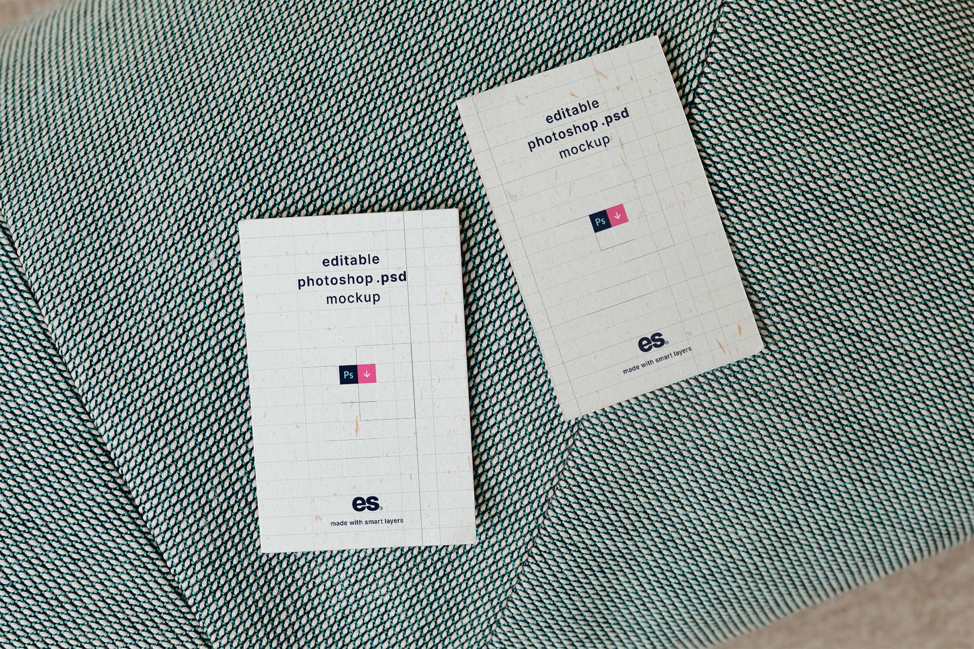 Вид сверху на 2 вертикальных макета визитных карточек на ткани