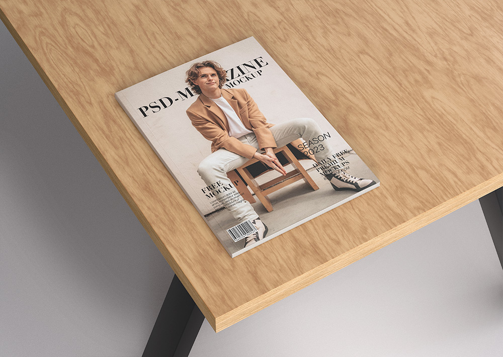 Top -Blick auf das Magazin -Modell auf dem Holztisch